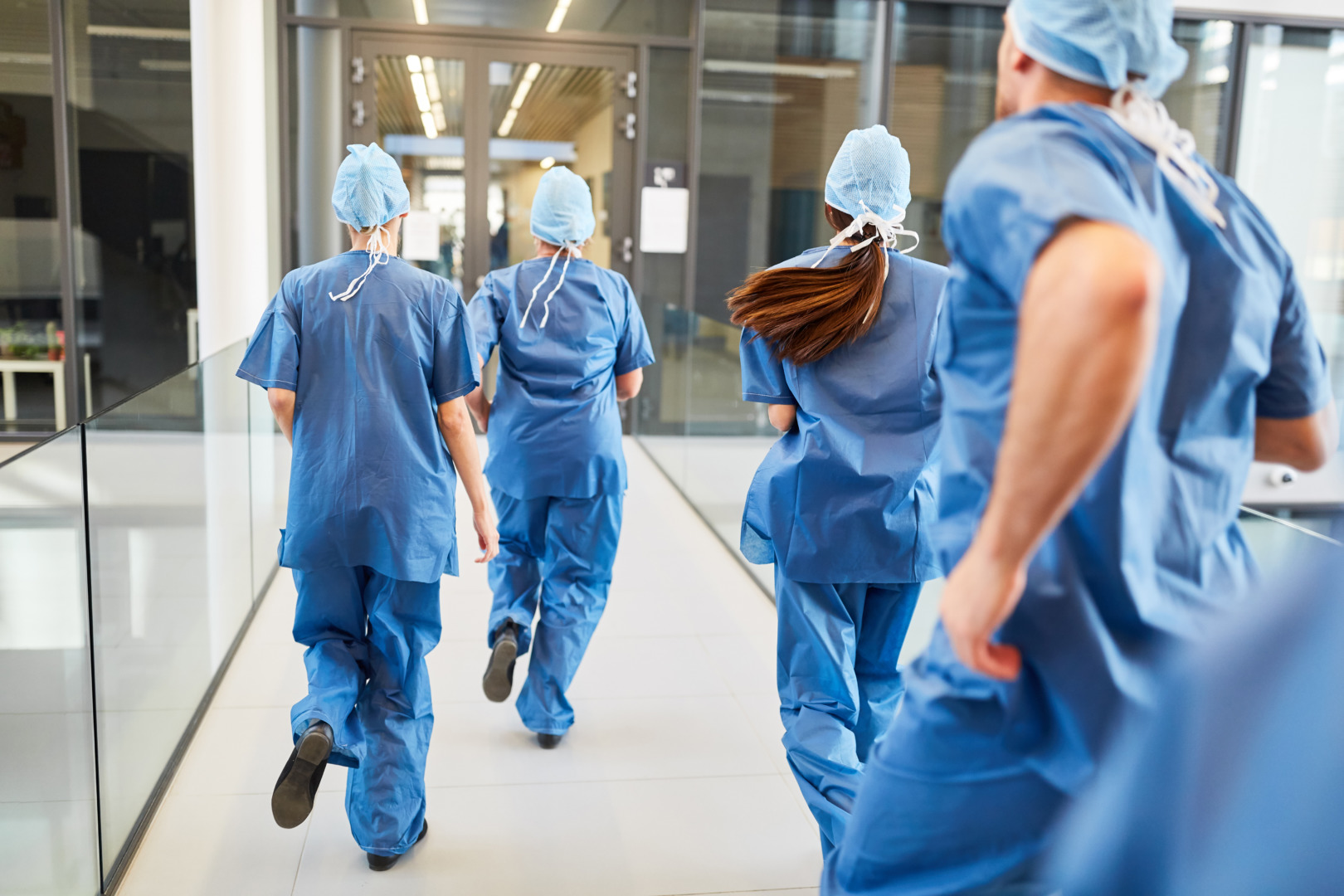 Emergency,Doctors,Team,Is,Rushing,To,The,Rescue,Center,In